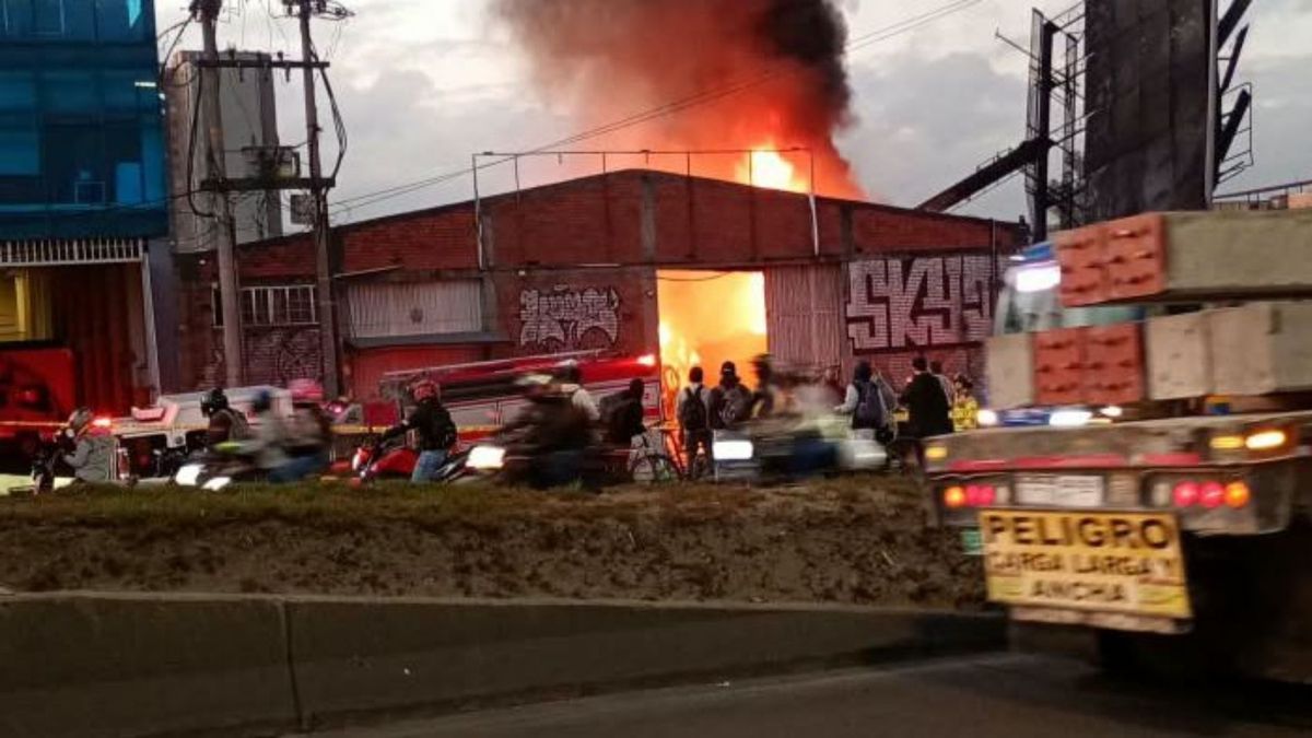 Bodega prendida en llamas