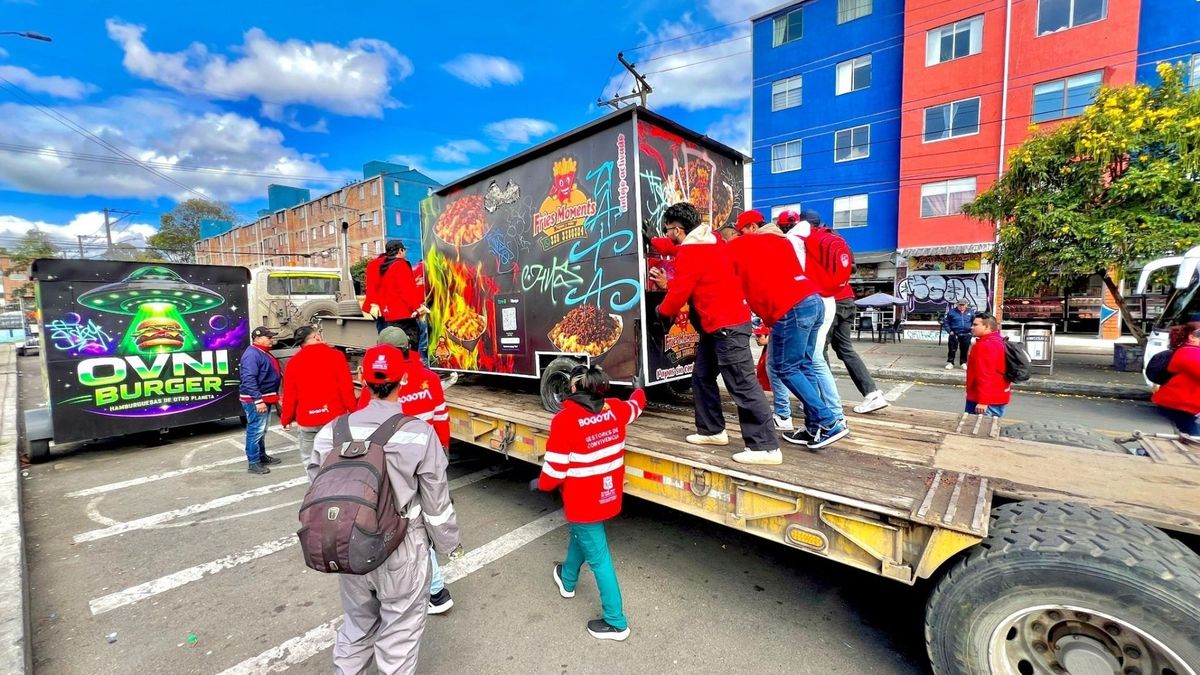 Cumplen a la comunidad retiran carros de comida abandonados en Kennedy
