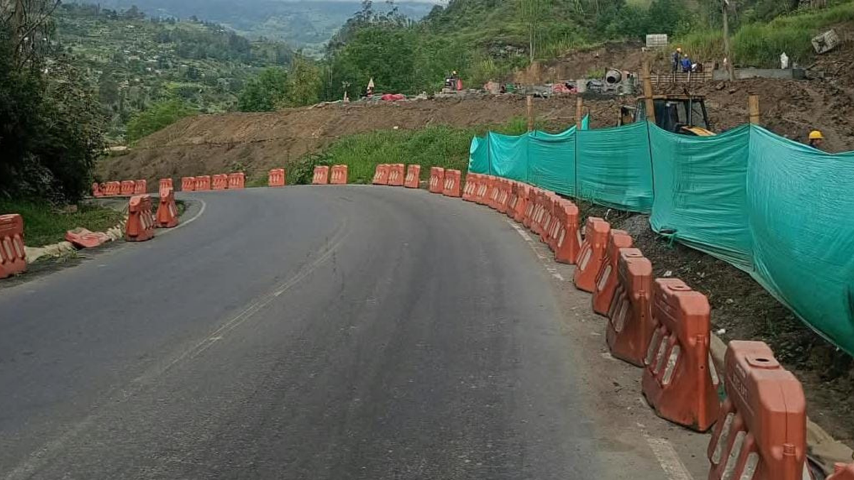 Trabajos en la vía al Llano