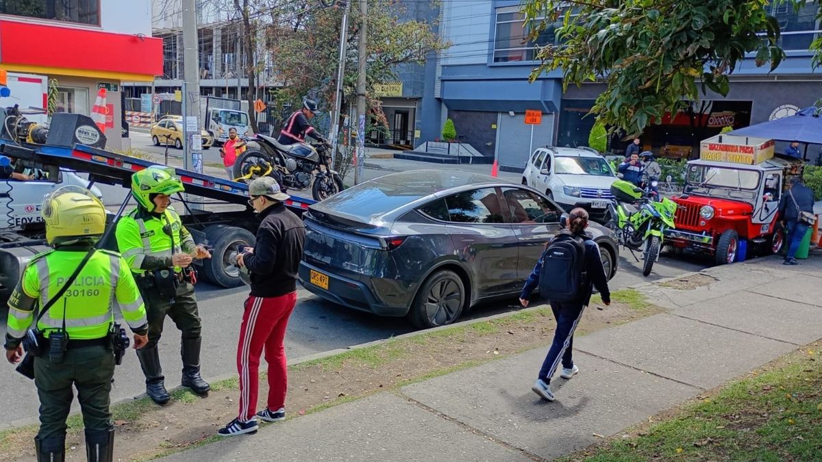 Operativo en Carrera 45A recupera espacio público por mal parqueo