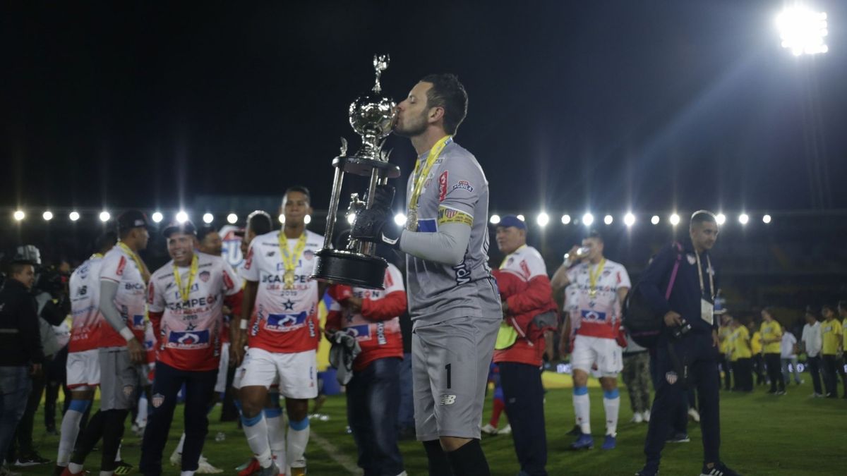 Sebastián Viera besando un trofeo