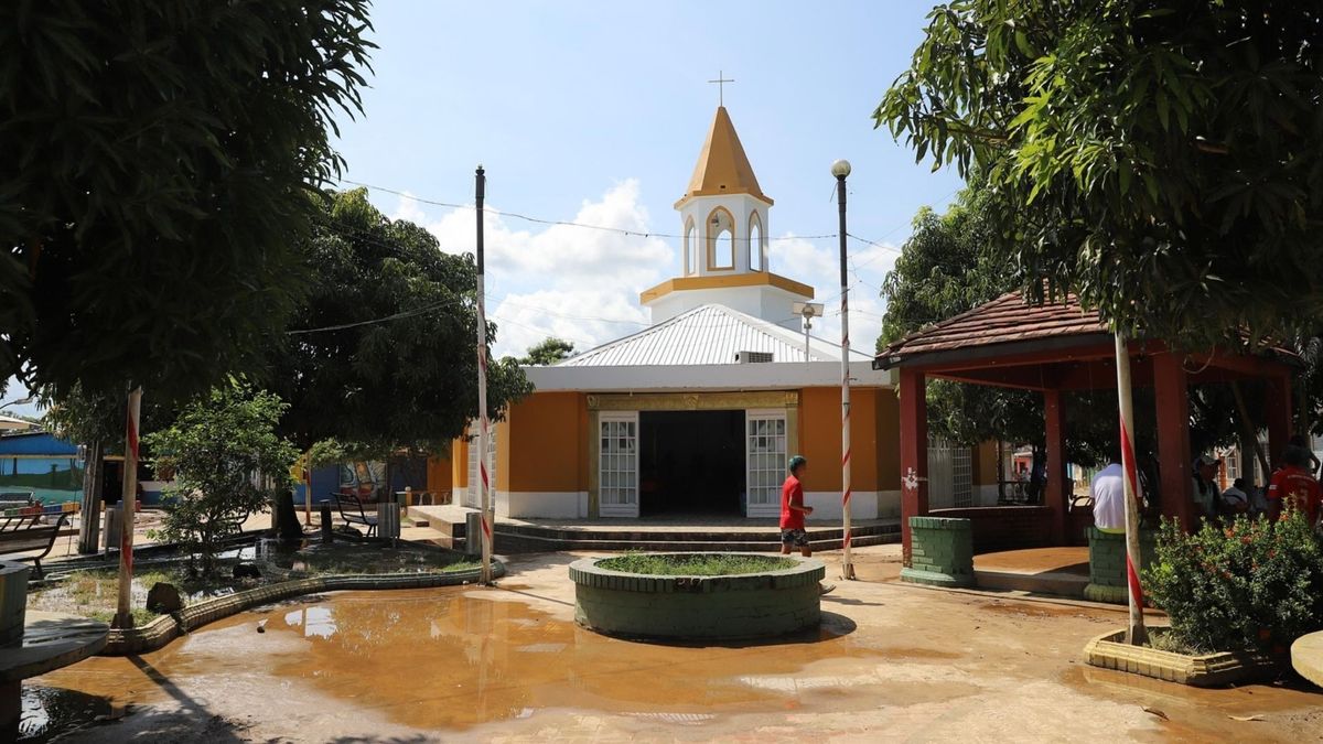 Iglesia del Santo Cristo, plaza principal de Montecriso, sur de Bolívar