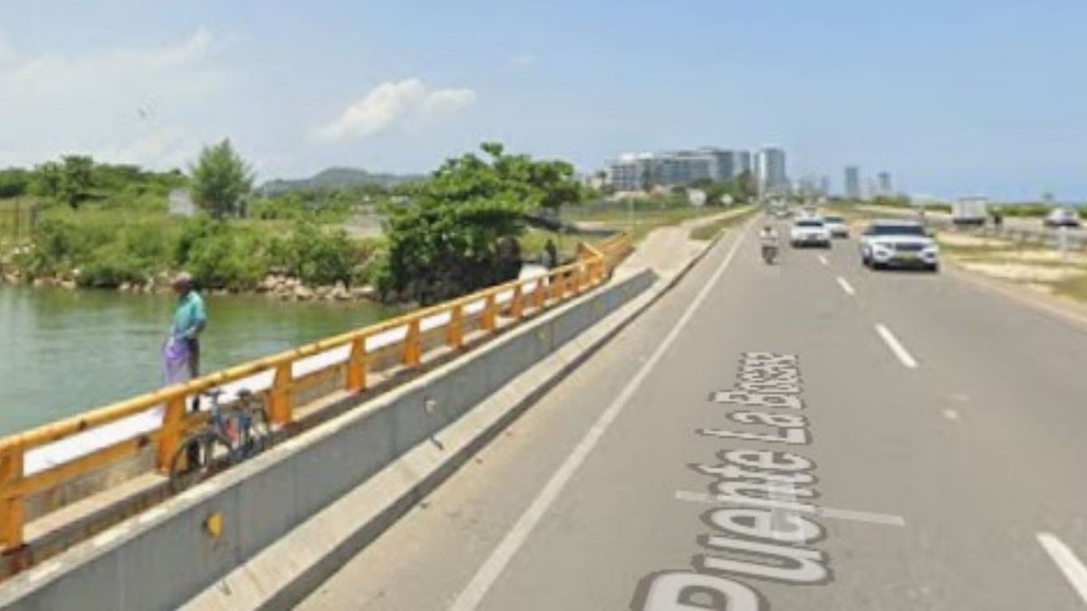 Vía al mar, a la altura del Puente de la Bocana
