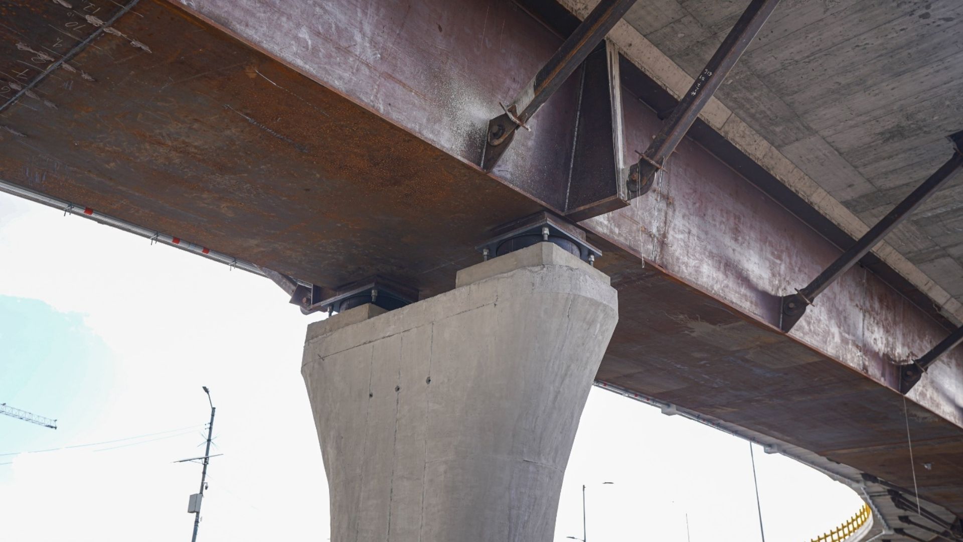 Puentes de Bogotá IDU instala aisladores sísmicos que protegen