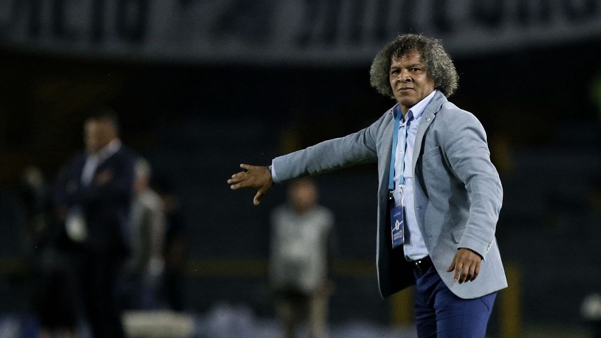 Alberto Gamero dirigiendo