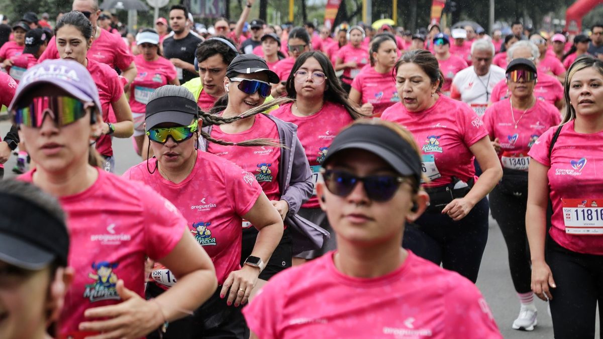 Mujeres corriendo la carrera de la mujer