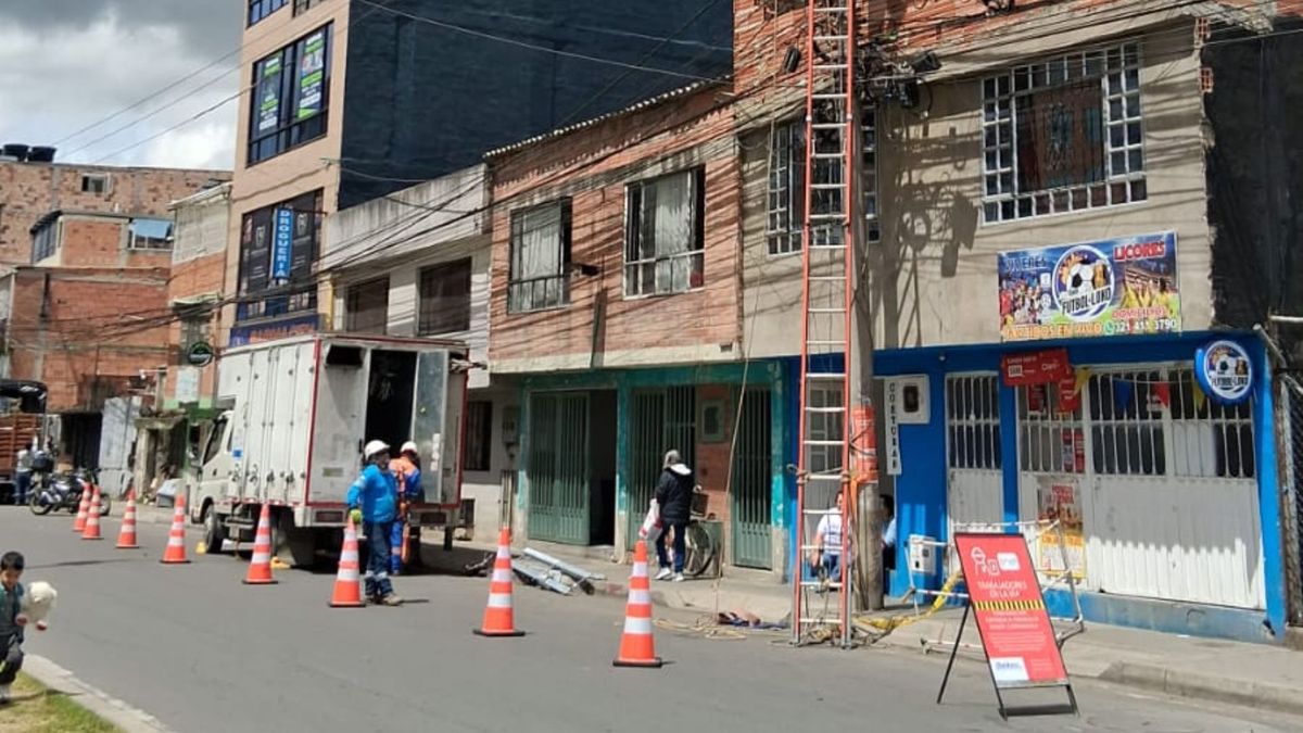Técnicos haciendo trabajos en red de electricidad
