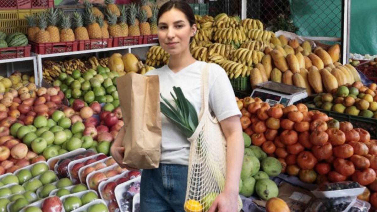 Frutas y verduras - mujer haciendo mercado