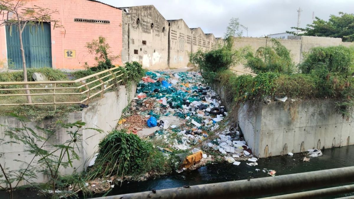 Denuncian emergencia ambiental en arroyo El Salado, en el barrio El Edén de Barranquilla
