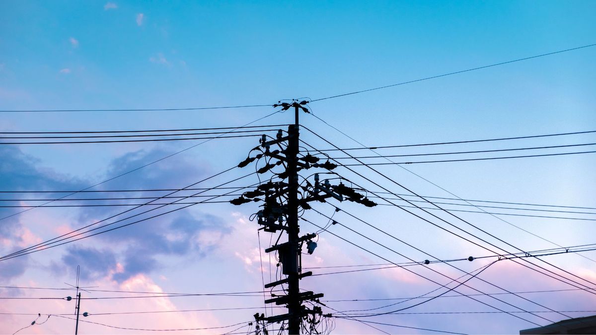 Poste de luz con cableado eléctrico