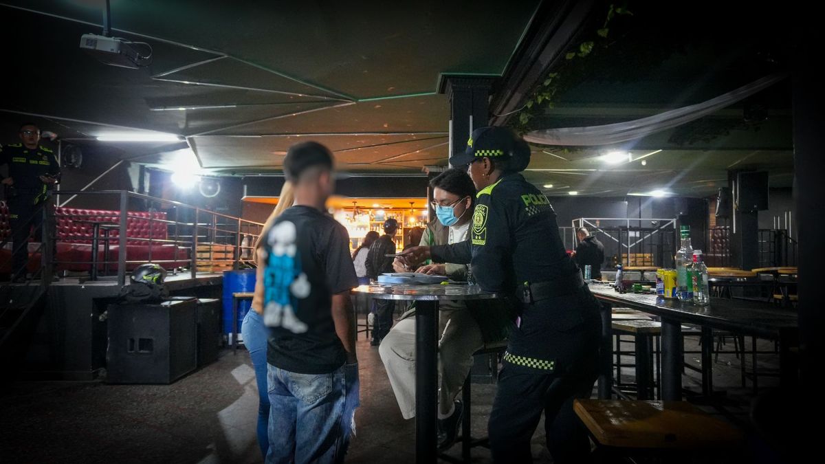 Policía inspeccionando establecimiento comercial