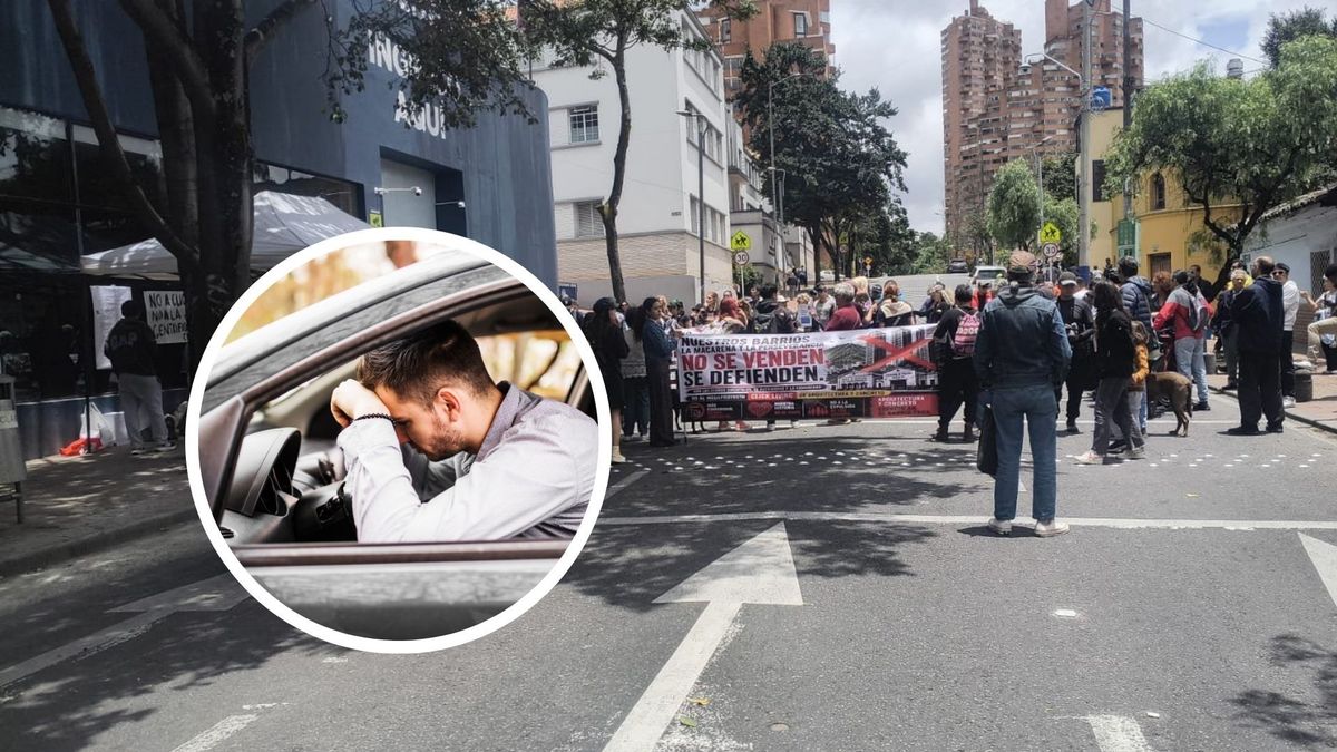 Manifestantes con pancartas y conductor estresado