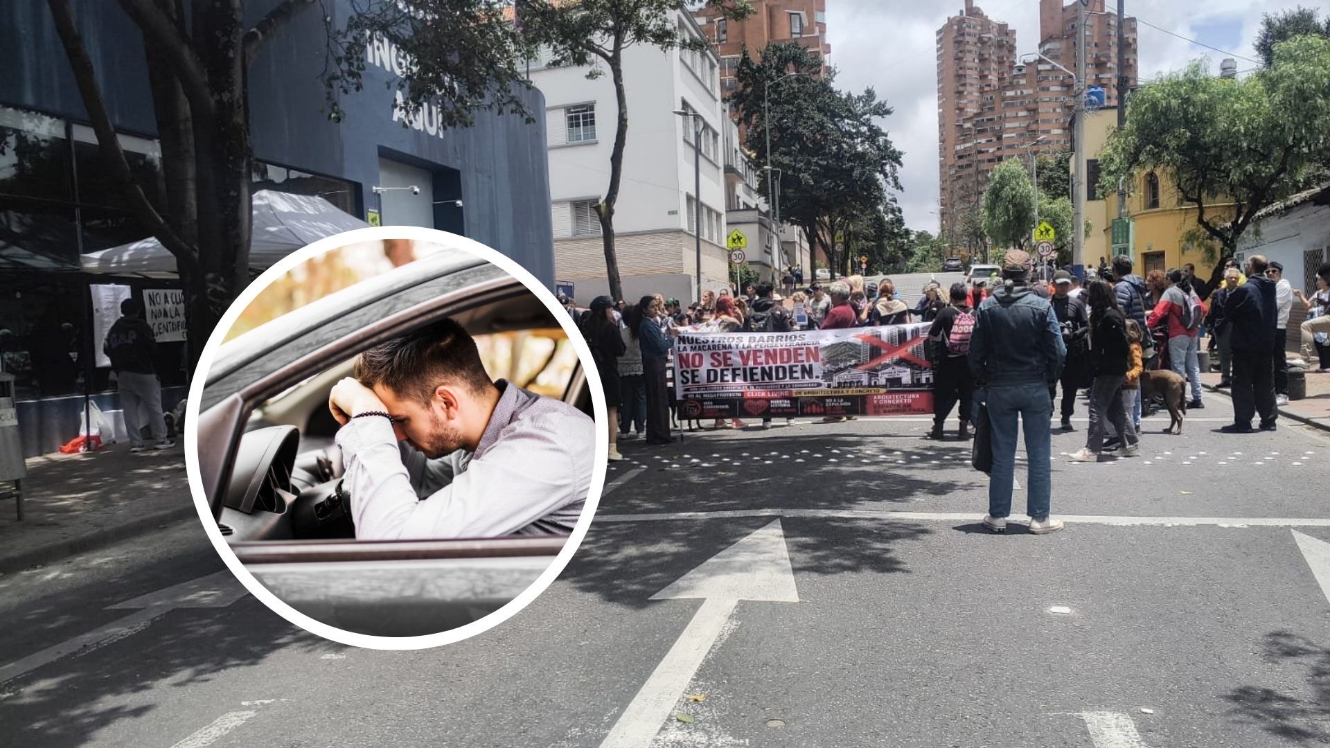 Manifestantes con pancartas y conductor estresado