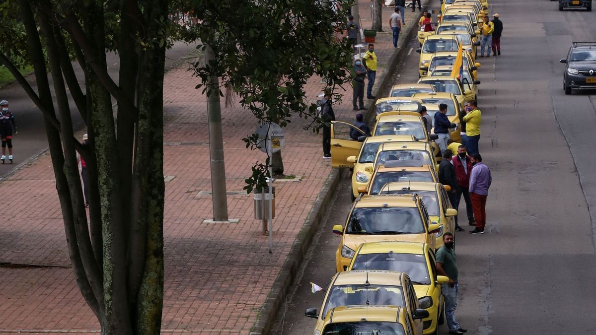 Taxis parqueados en una calle de Bogotá