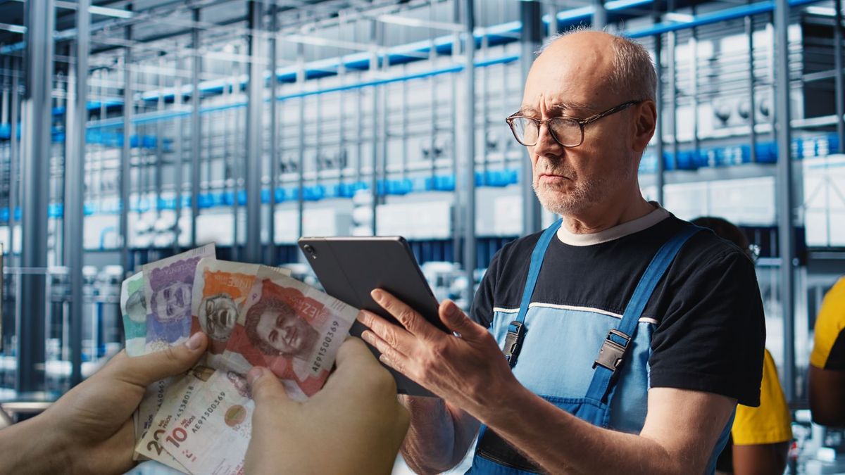 Adulto trabajando y billetes colombianos