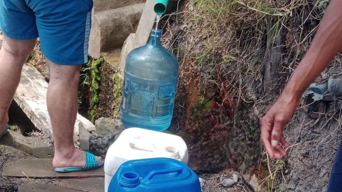 Vélez completa más de un mes con problemas en el suministro de agua.