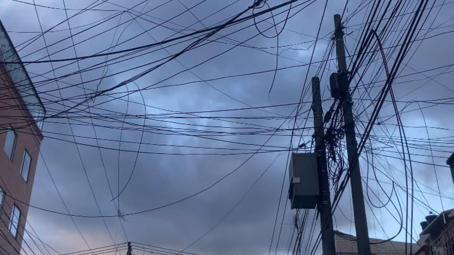 Cables en los postes