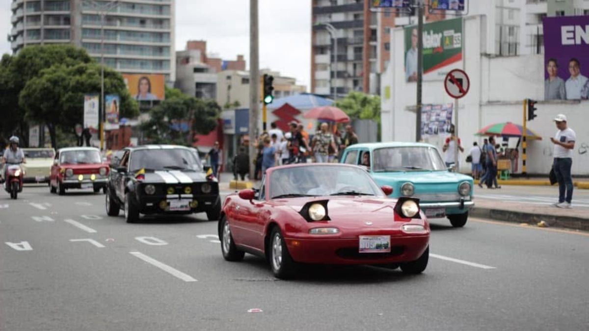 Desfile de autos clásicos en Bucaramanga