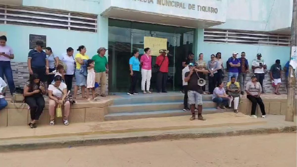 Comunidad educativa y padres de familia protestando en la Alcaldía de Tiquisio