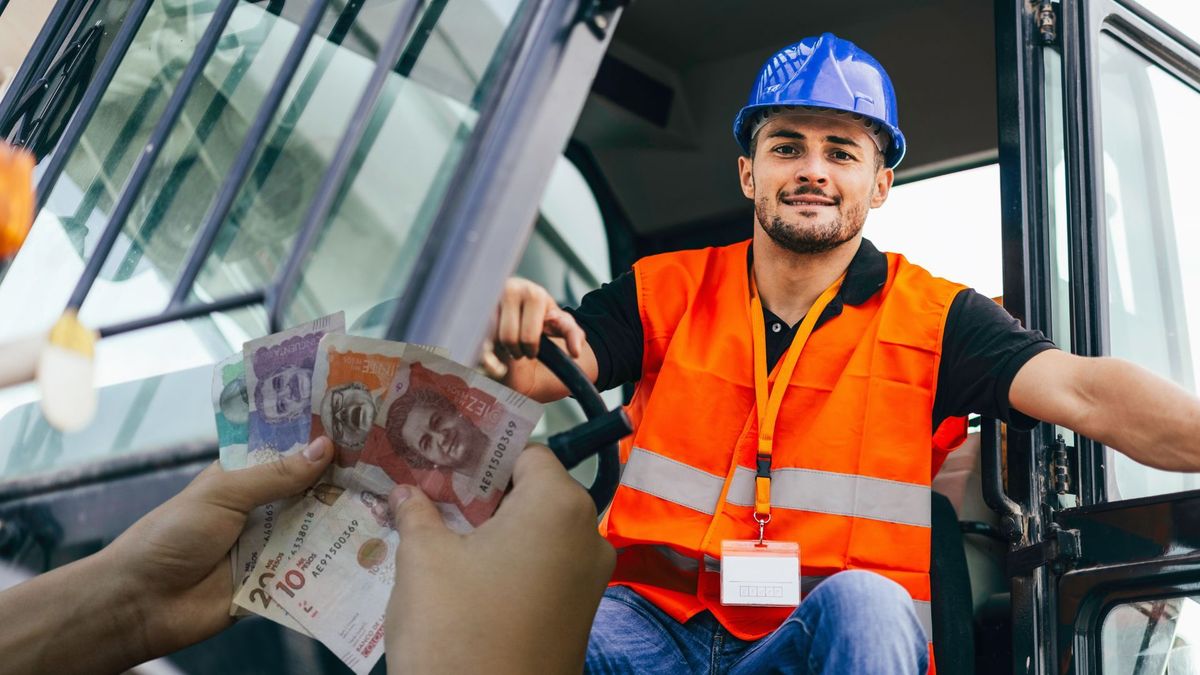 Conductor de camión y billetes colombianos