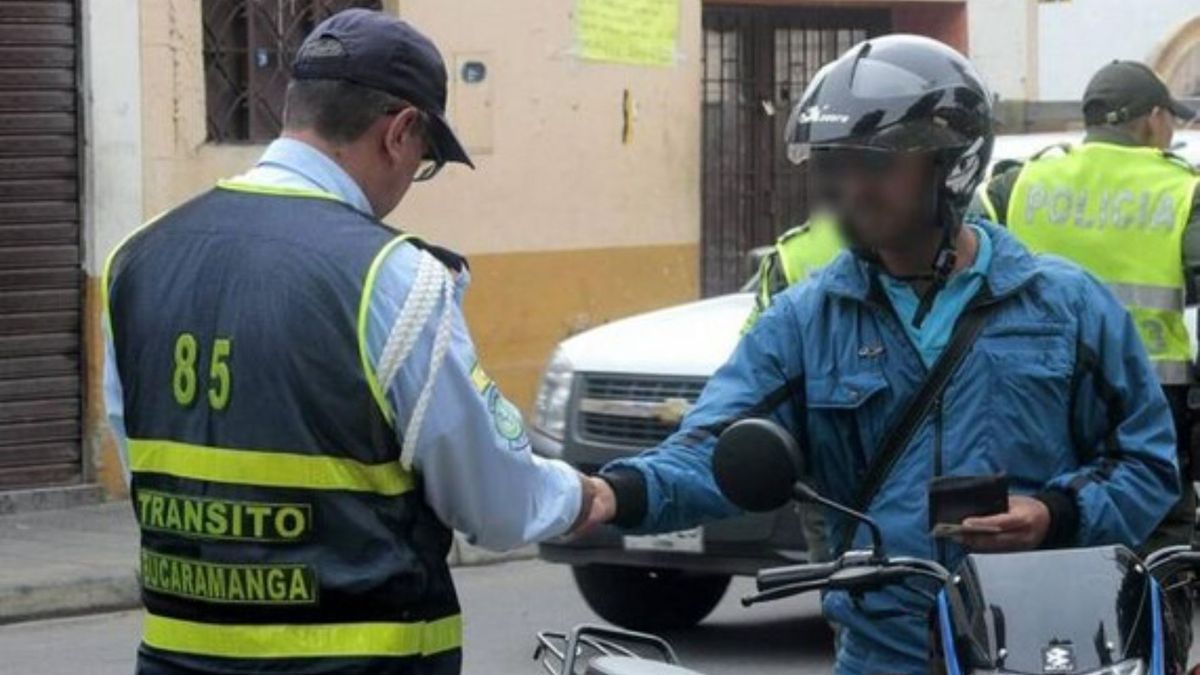 Agente de tránsito en Bucaramanga - motociclista