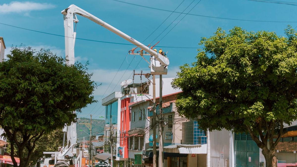 Trabajos de mantenimiento de las redes eléctricas en Bucaramanga