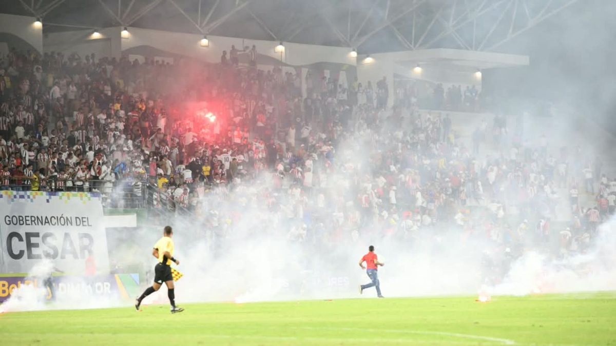 Desmanes hinchas de Junior en Valledupar