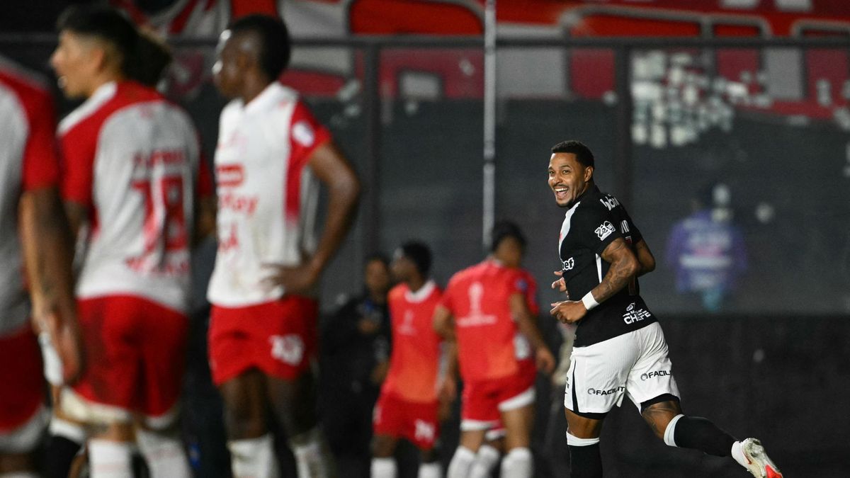 Jugador de Vasco da Gama celebrando gol contra Santa Fe