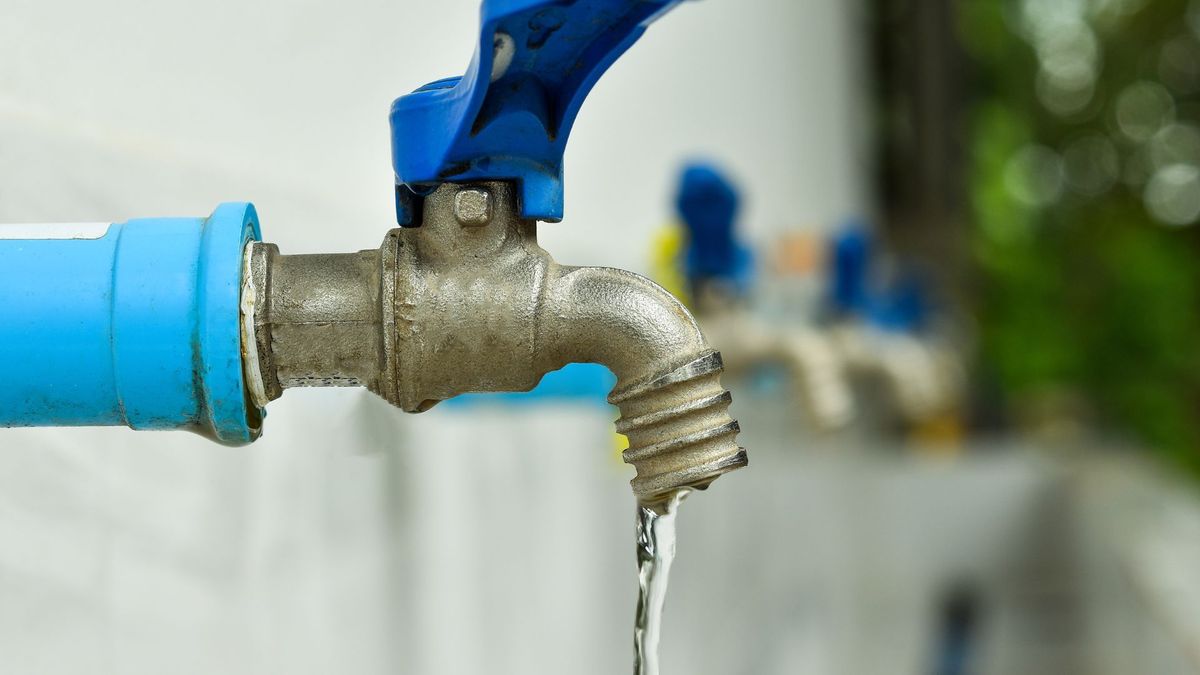 Llave del agua abierta
