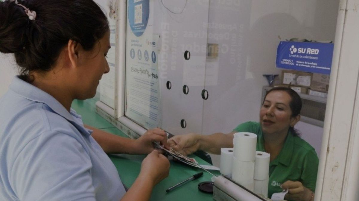 Beneficiaria de subsidio cobrando dinero