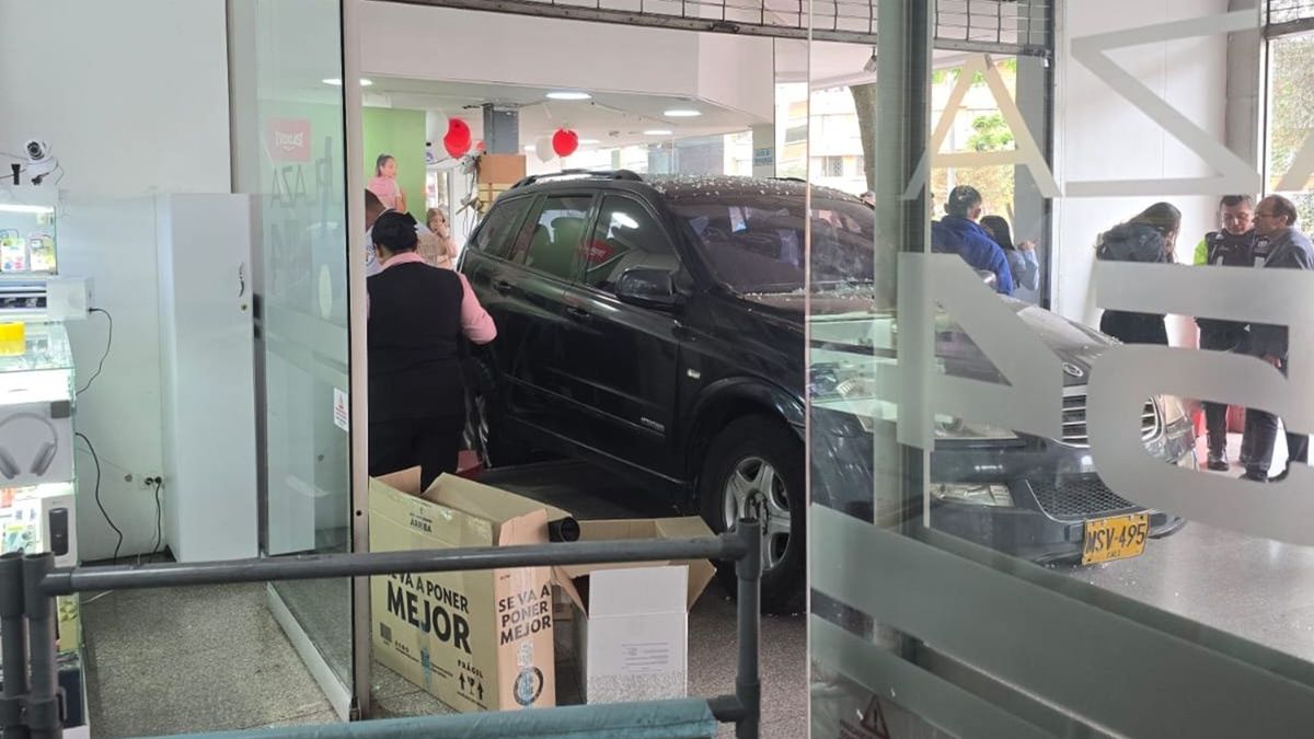 Carro incrustado en tienda de centro comercial Galerías