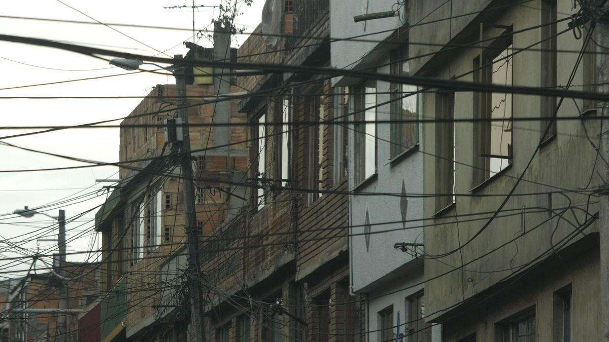 Posible alza de luz por retiro de cables en Bogotá
