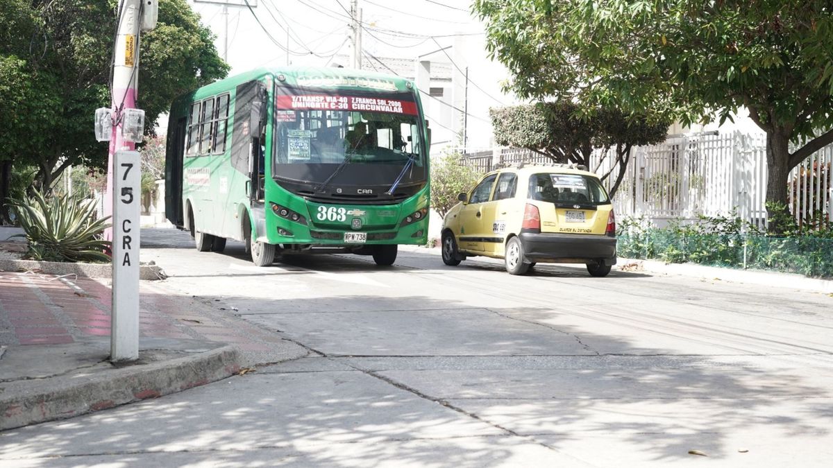 Bus y taxi en las calles de Barranquilla