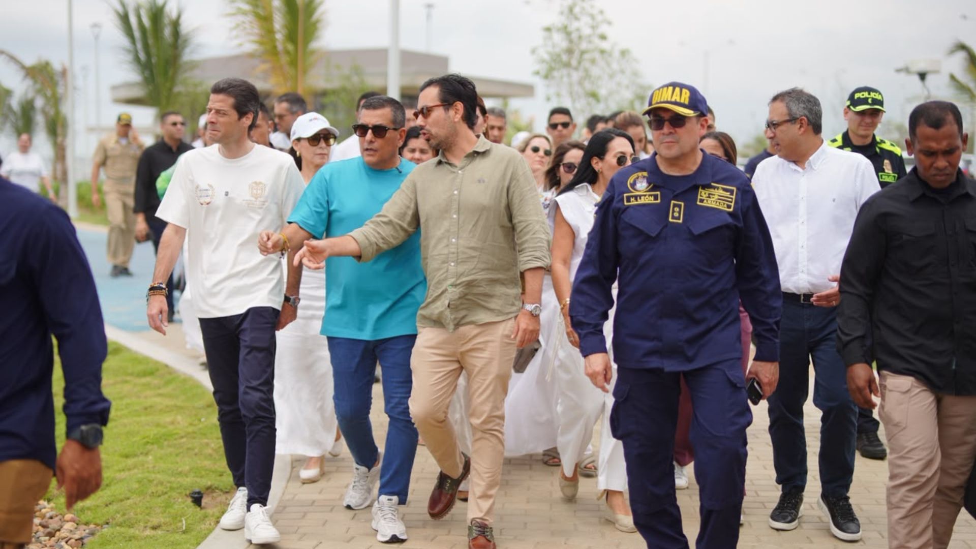 Funcionarios del Gobierno Nacional y de la Alcaldía de Cartagena durante el recorrido por el primer tramo del Gran Malecón del Mar