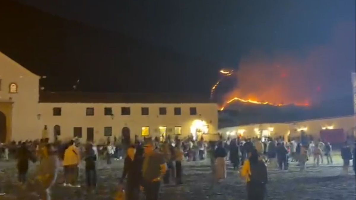 Incendio en Villa de Leyva visto desde la plaza central
