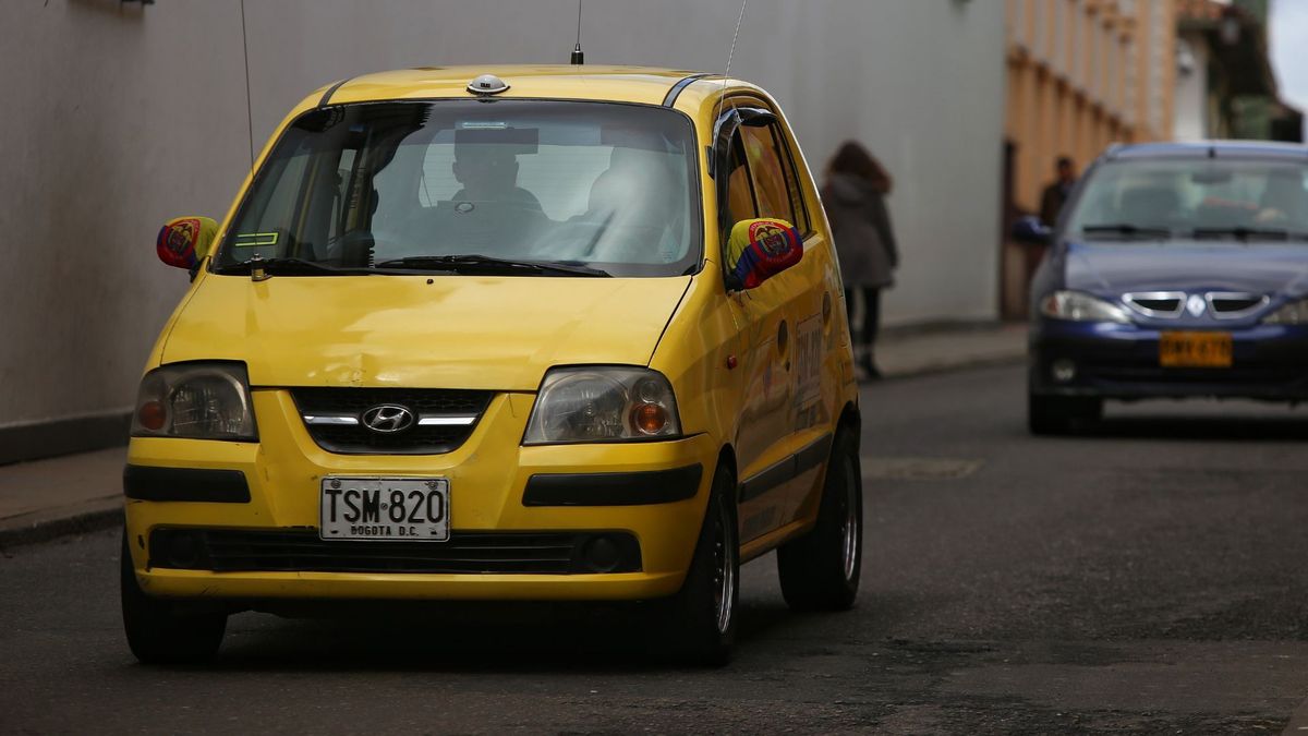 Taxi circulando en calles de Bogotá