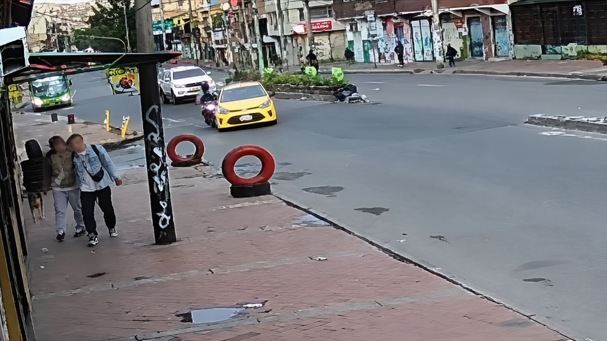 Accidente en Rafael Uribe: taxi se fuga y motociclista herido