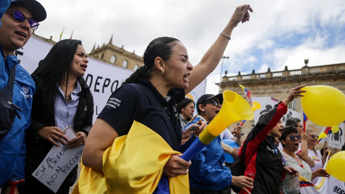 Ciudadana participando de una protesta en Bogotá