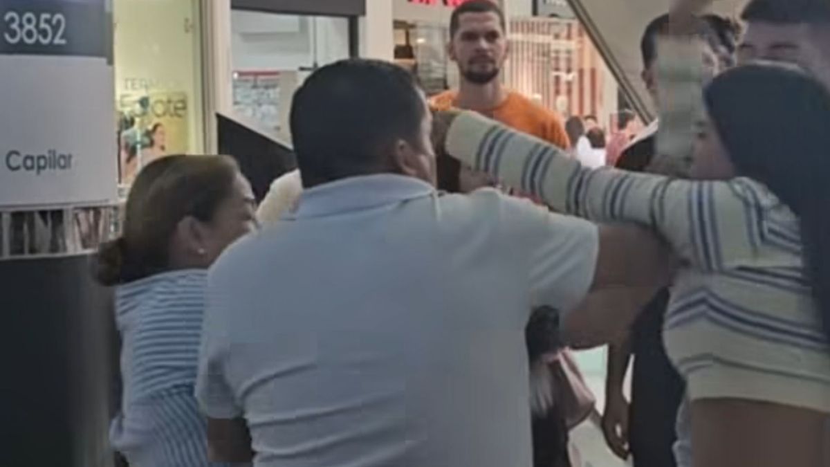 Pelea de mujeres en centro comercial de Bucaramanga