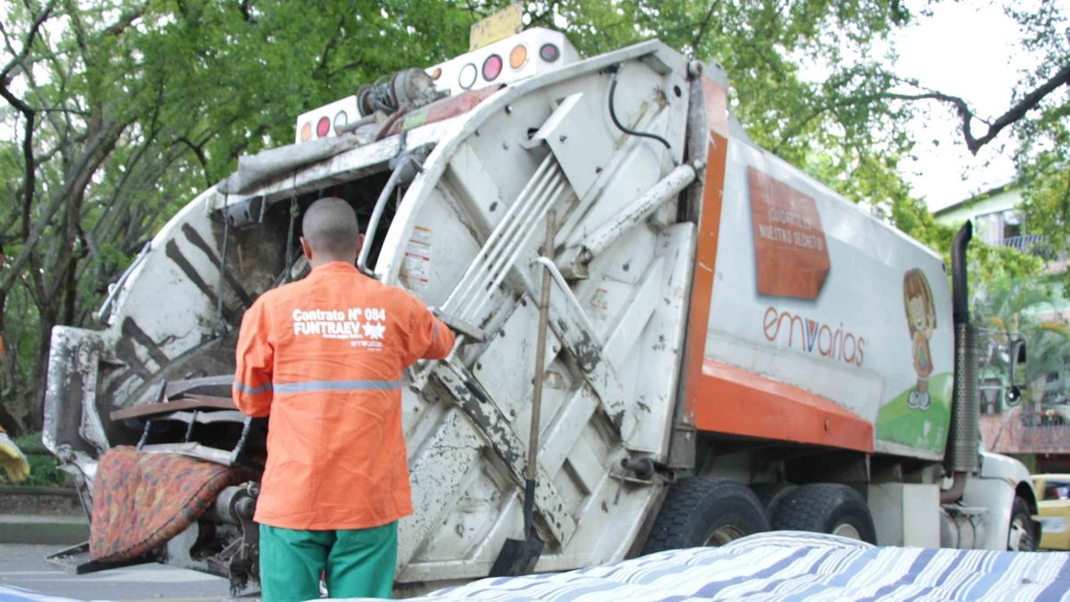 Carro recolector de basura arrolló a un peatón en el occidente de Medellín