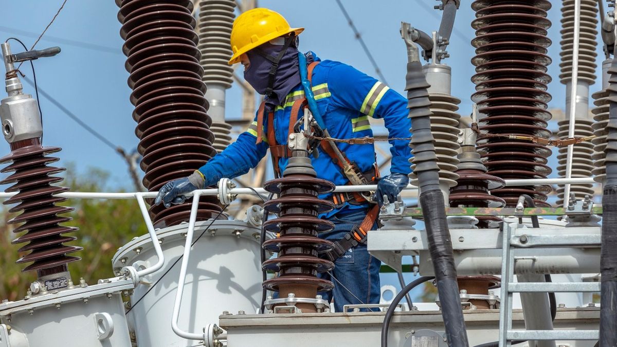 Trabajador Electrificadora de Santander (Essa)