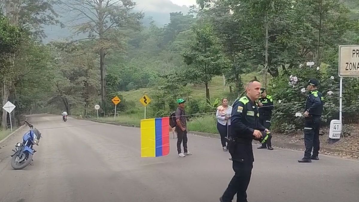 Comunidades bloquean la Transversal del Carare