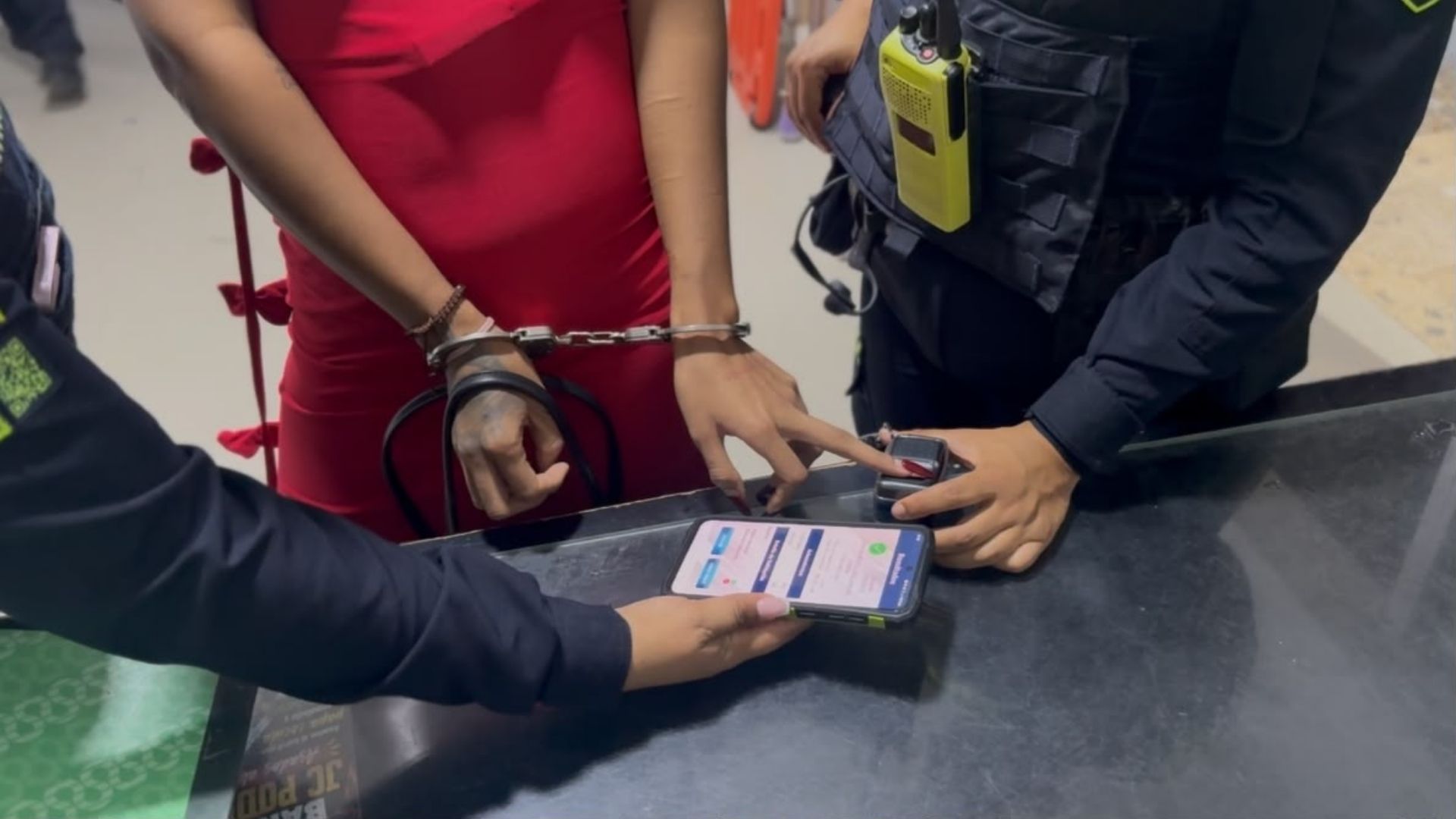 Mujer usaba cédula ajena para ganarse la confianza de turistas y robarlos cayó en Cartagena