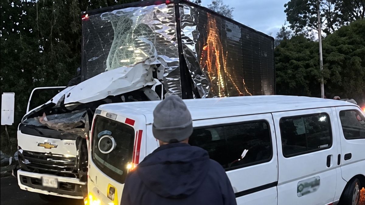 Fuerte accidente en la vía Facatativá - El Rosal: conductor quedó atrapado