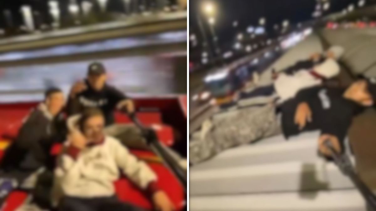 Jóvenes viajando en techo de TransMilenio