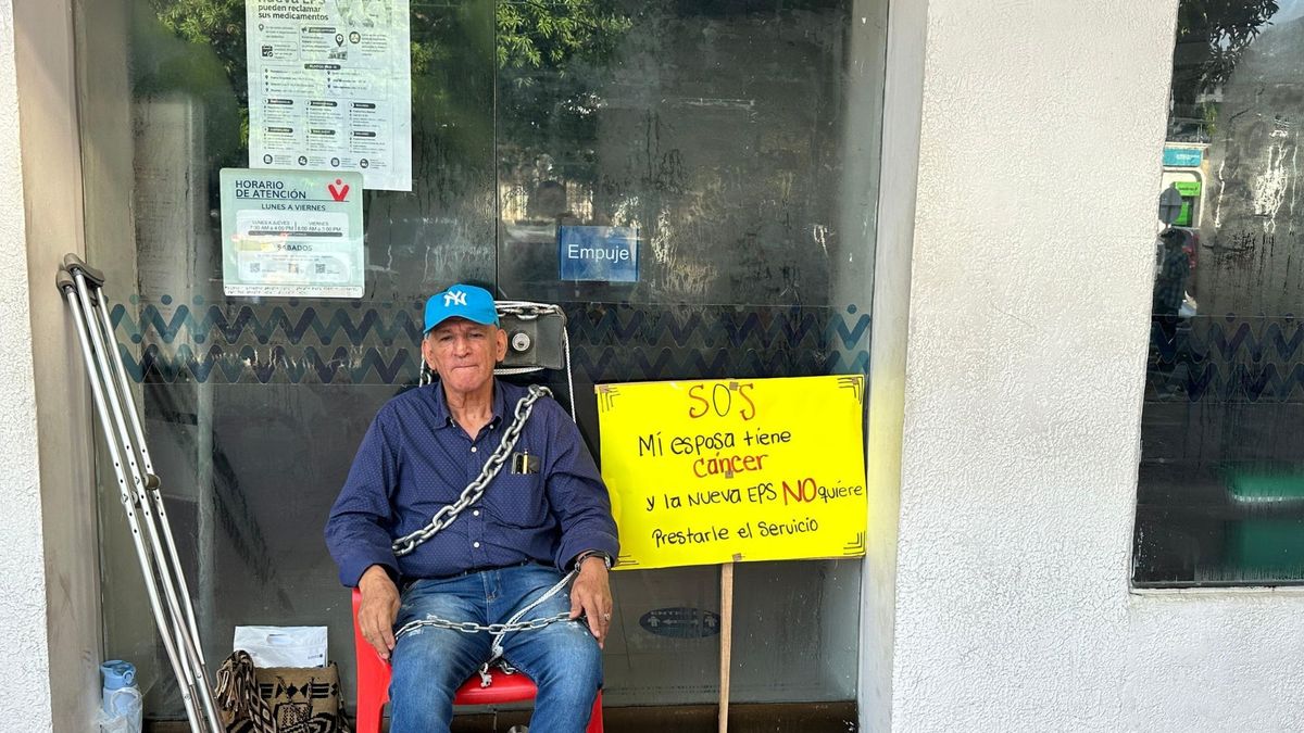 Hombre encadenado en sede de Nueva EPS