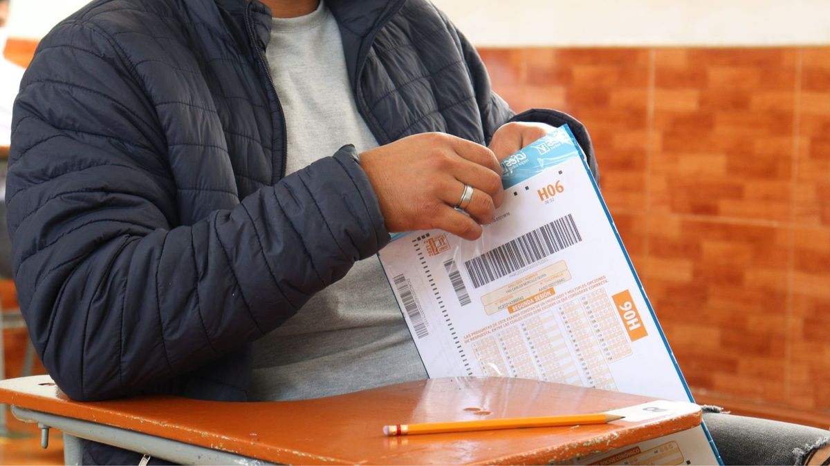 Joven abriendo el formulario de la prueba Saber 11