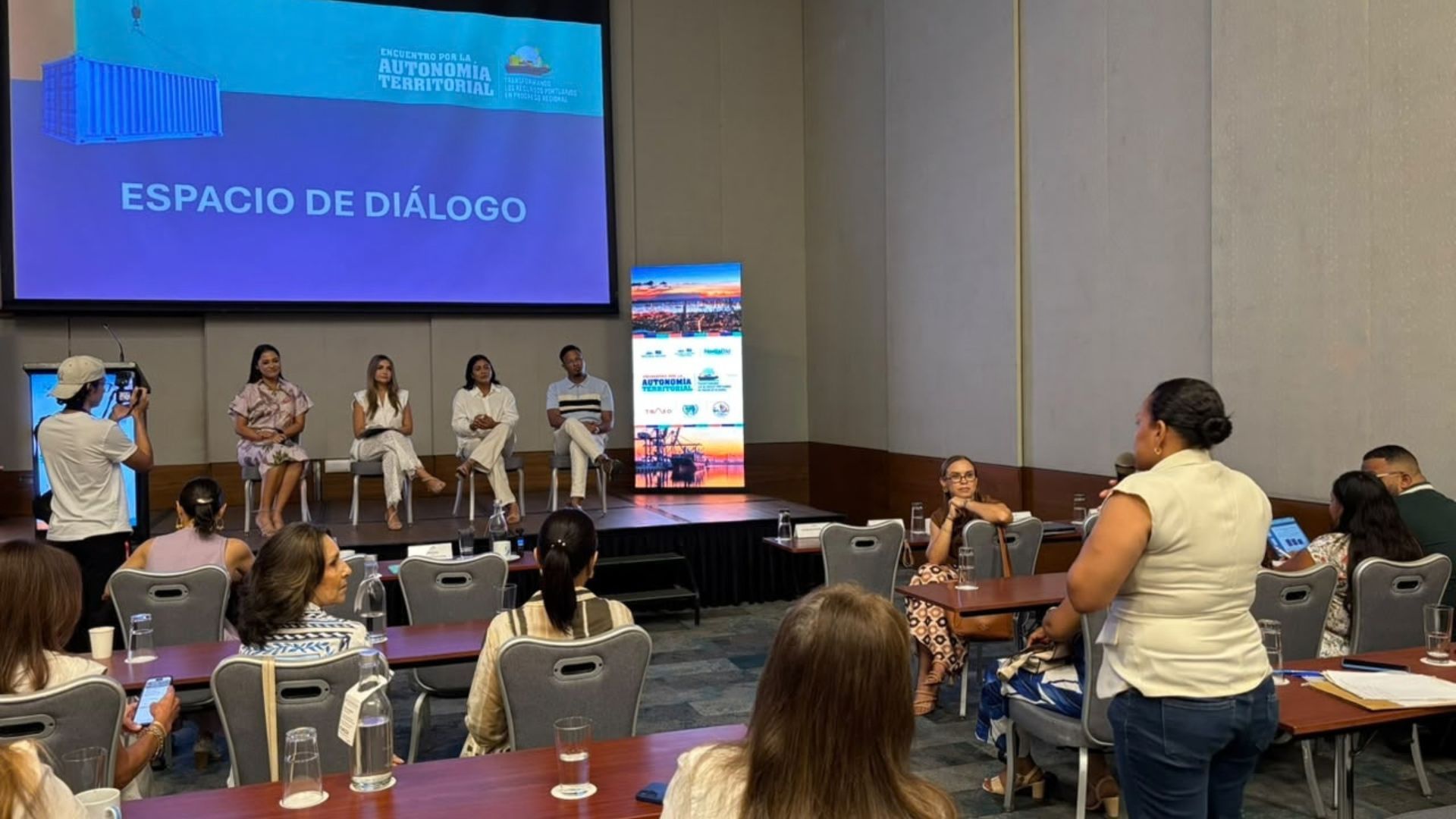 Líderes comunitarios presentaron a la senadora Nadia Blel sus inquietudes sobre las necesidades de los barrios de Cartagena.