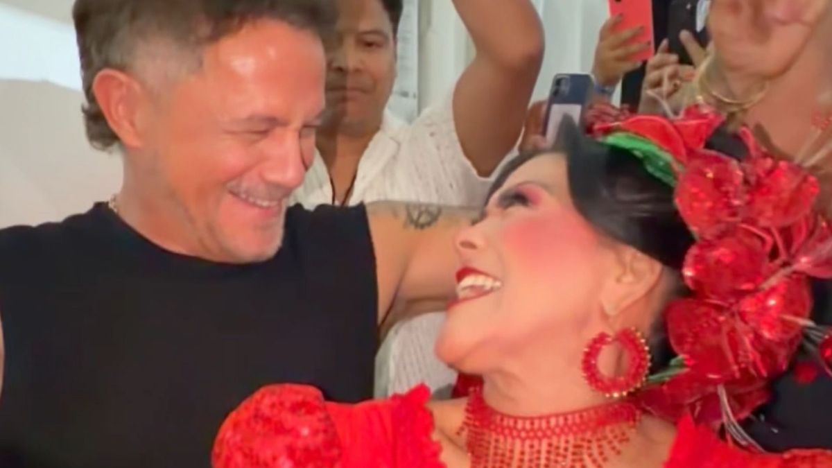 Alejandro Sanz bailando cumbia