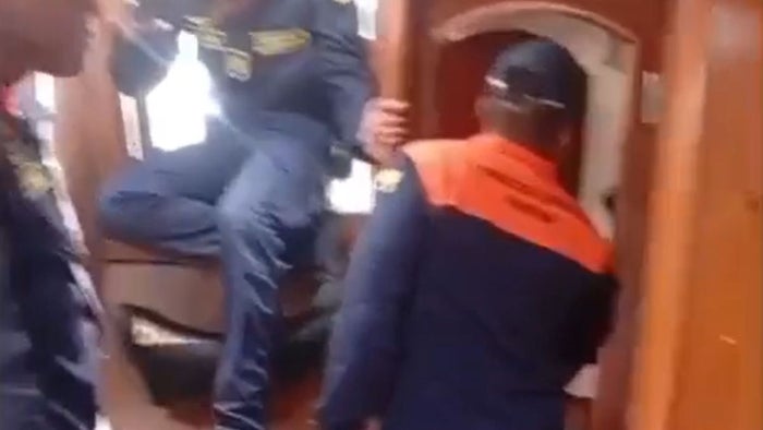 Inmovilización de velero en bahía